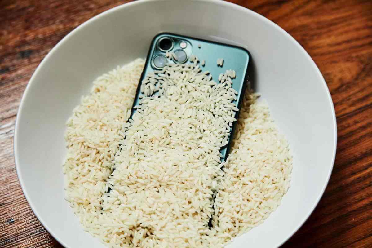 put phone in rice to fix water inside