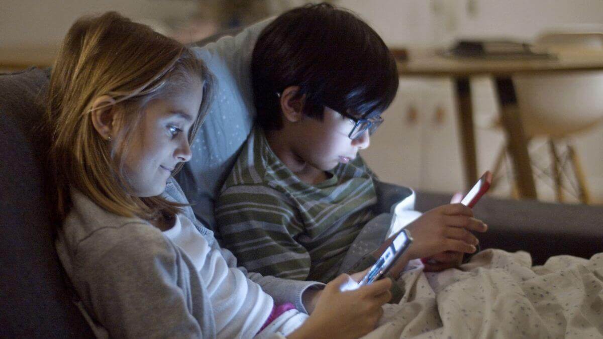 children using smartphone